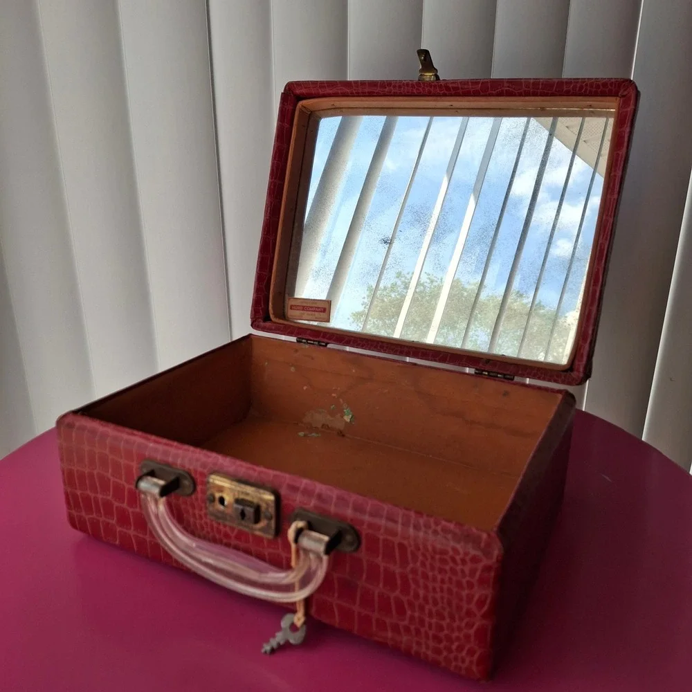 Vintage Red Faux Croc Overnight Train Case Lucite Handle Hurd Co Kansas City MO